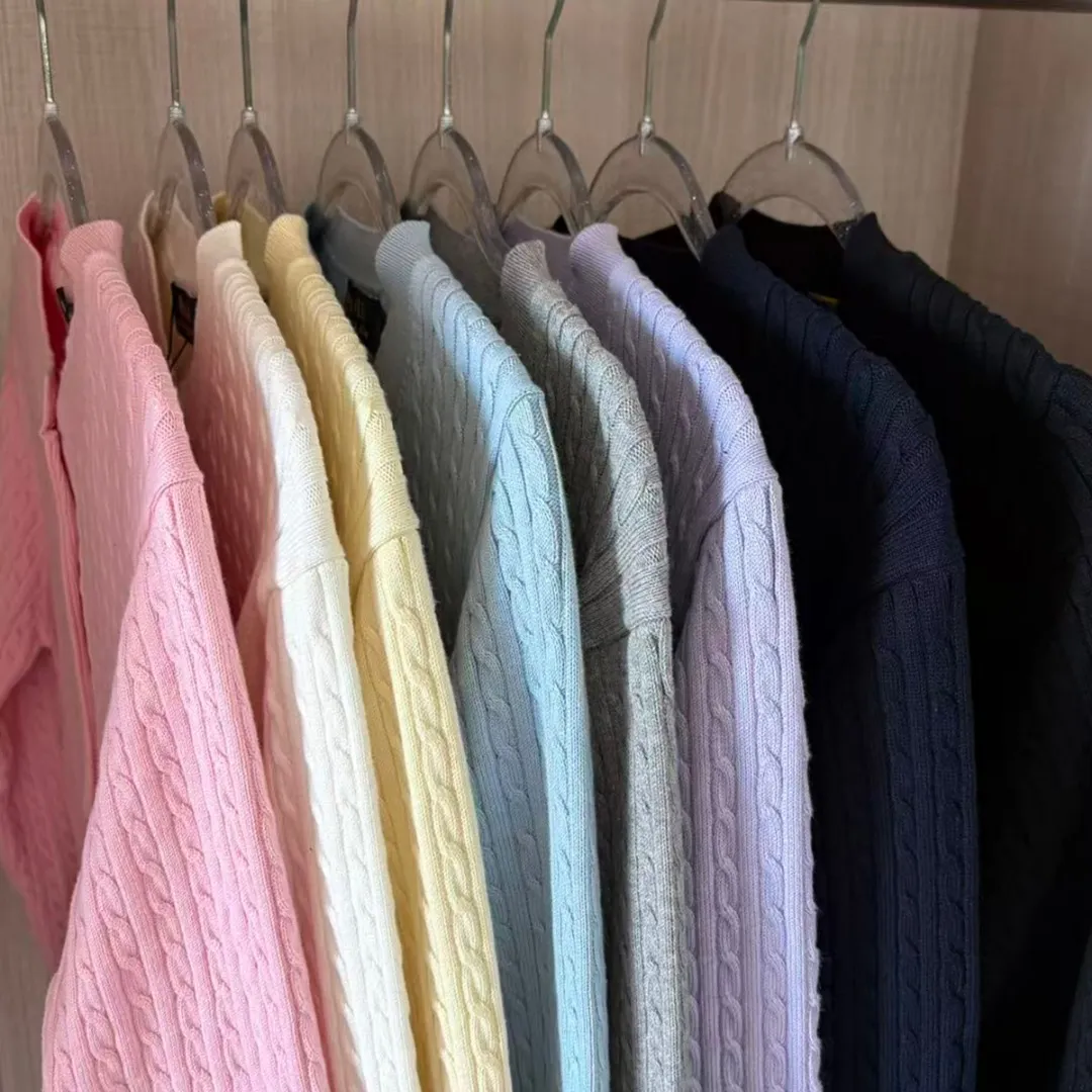 P190 RALPH LAUREN Ten-color classic small label embroidered round neck long-sleeved buttoned cardigan knitted sweater top. Pure original high-density LOGO embroidery on the chest, original 1:1 customized tag accessories. Made of pure cotton yarn, multi-knitted pure cotton is skin-friendly and comfortable, small label war horse embroidery, small twist button polo neck sweater 🐎 high quality, follow the blogger to learn how to wear it! Let’s buy a Ralph Lauren cable sweater. It’s a super hard-to-find series after it became popular. It’s hard to find one on the official website. It’s simple and practical, has a lazy and loose feel, soft and delicate feel, and has a loose fit. Whether worn alone or layered, you can wear a simple one to create different styles of fashion!  Color: White Black Navy Blue Gray Pink Red Watermelon Red Blue Apricot Light Purple Size: S M L XL